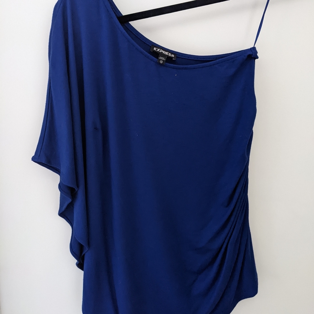 One shoulder shirt